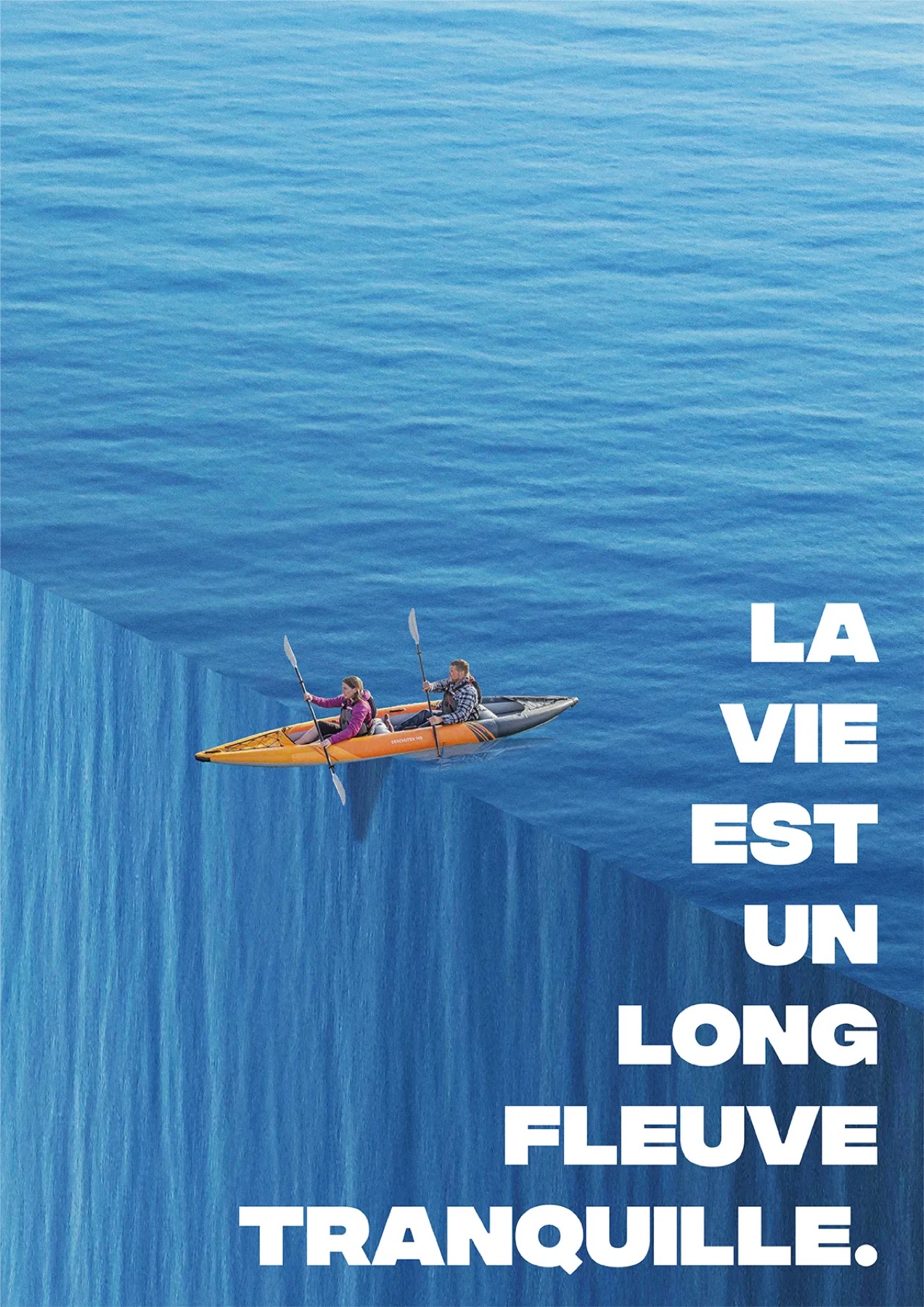 Affiche La vie est un long fleuve tranquille — un kayak au bord d'une mer qui tombe en cascade